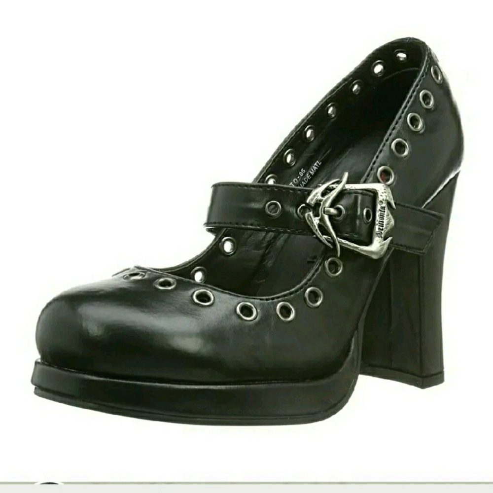 Gothic pumps